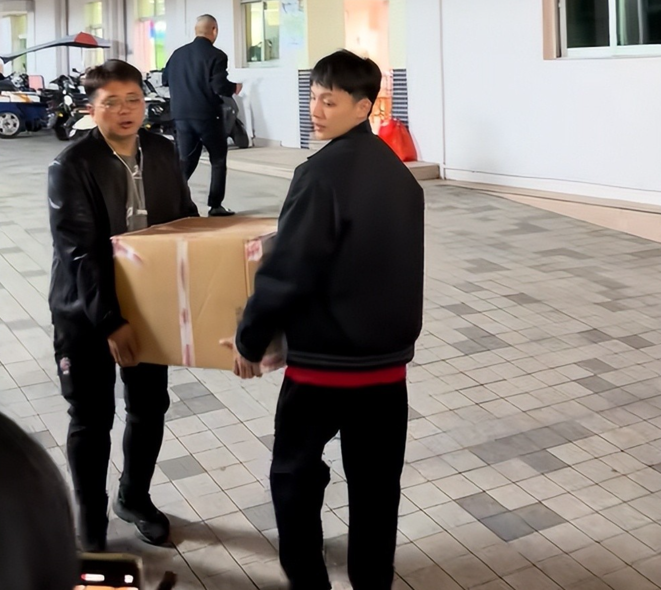 开云中国-徐杰买年货回家探望父母!随后前往男篮报到,无缘与上海的淘汰赛