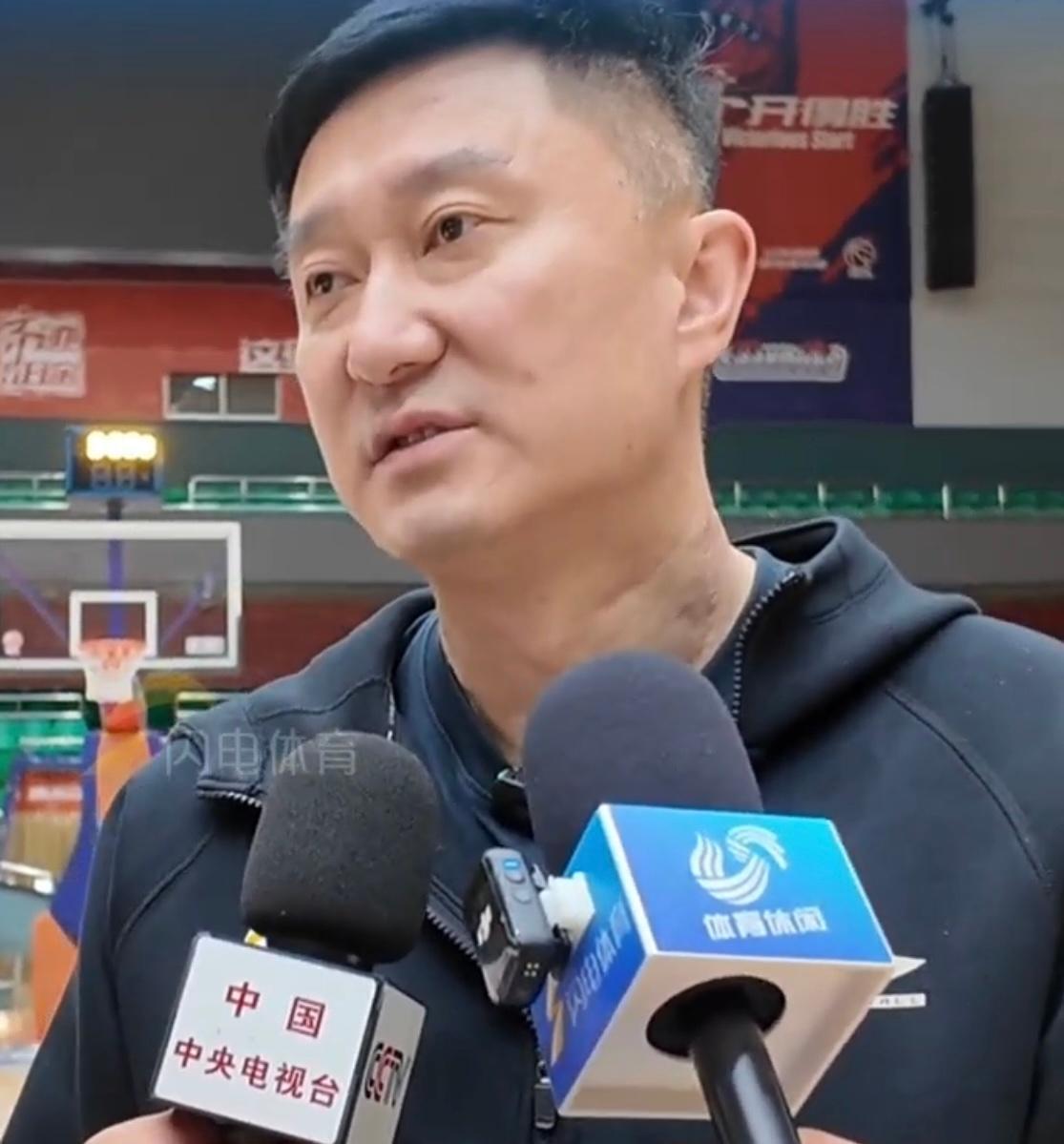 开云入口-备战山东！萨姆纳与萨林杰未随队，杜锋提伤病直指困难！
